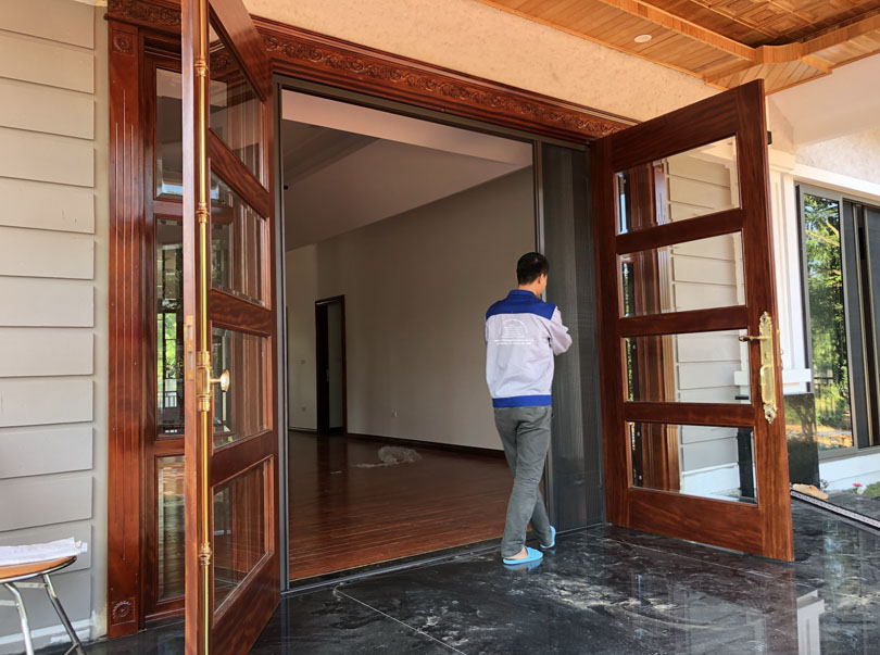 Hình 3 cua-chong-muoi-dang-xep-tai-ha-long-3